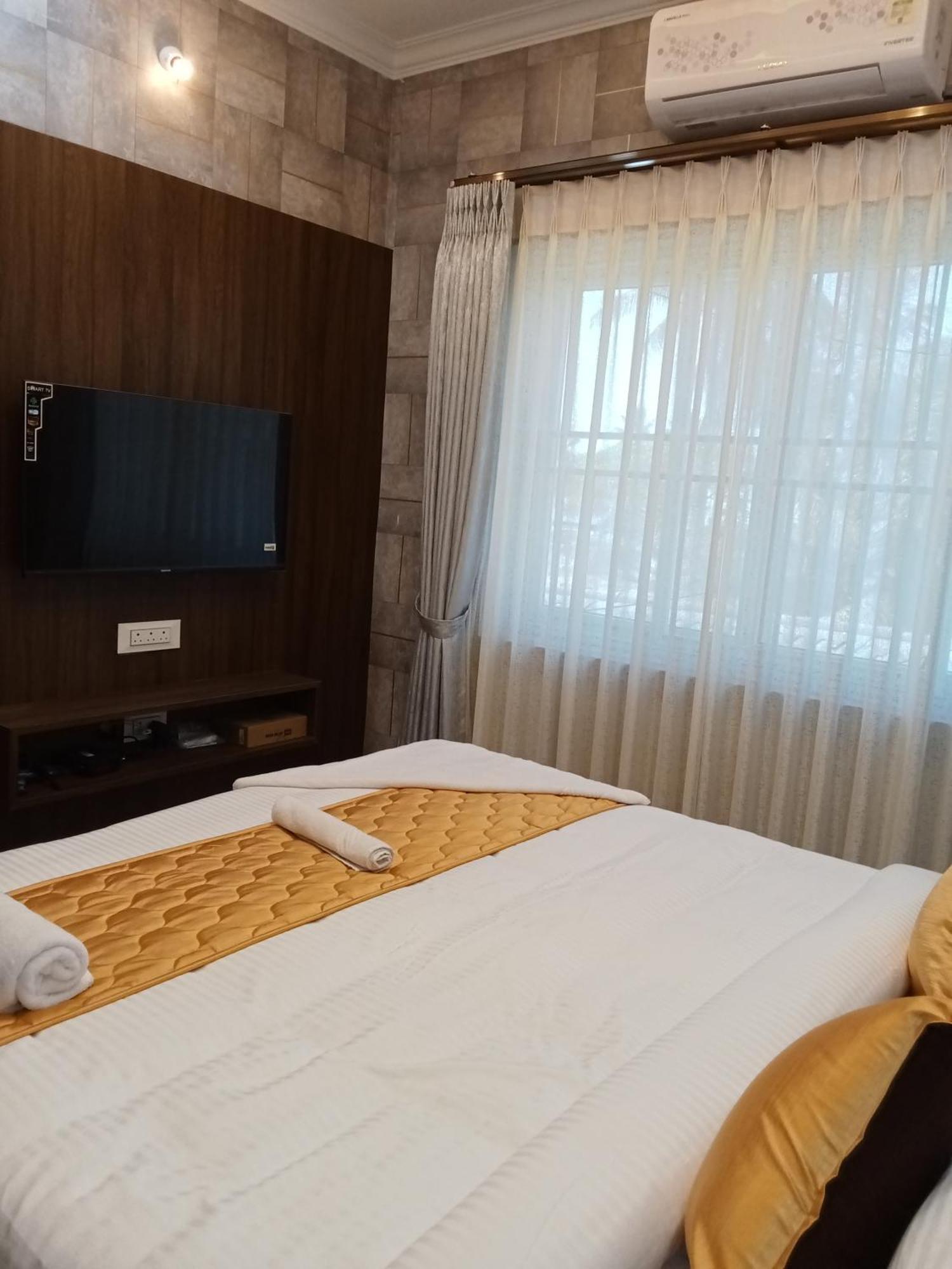 Golden Residency Hotel Kushālnagar Buitenkant foto
