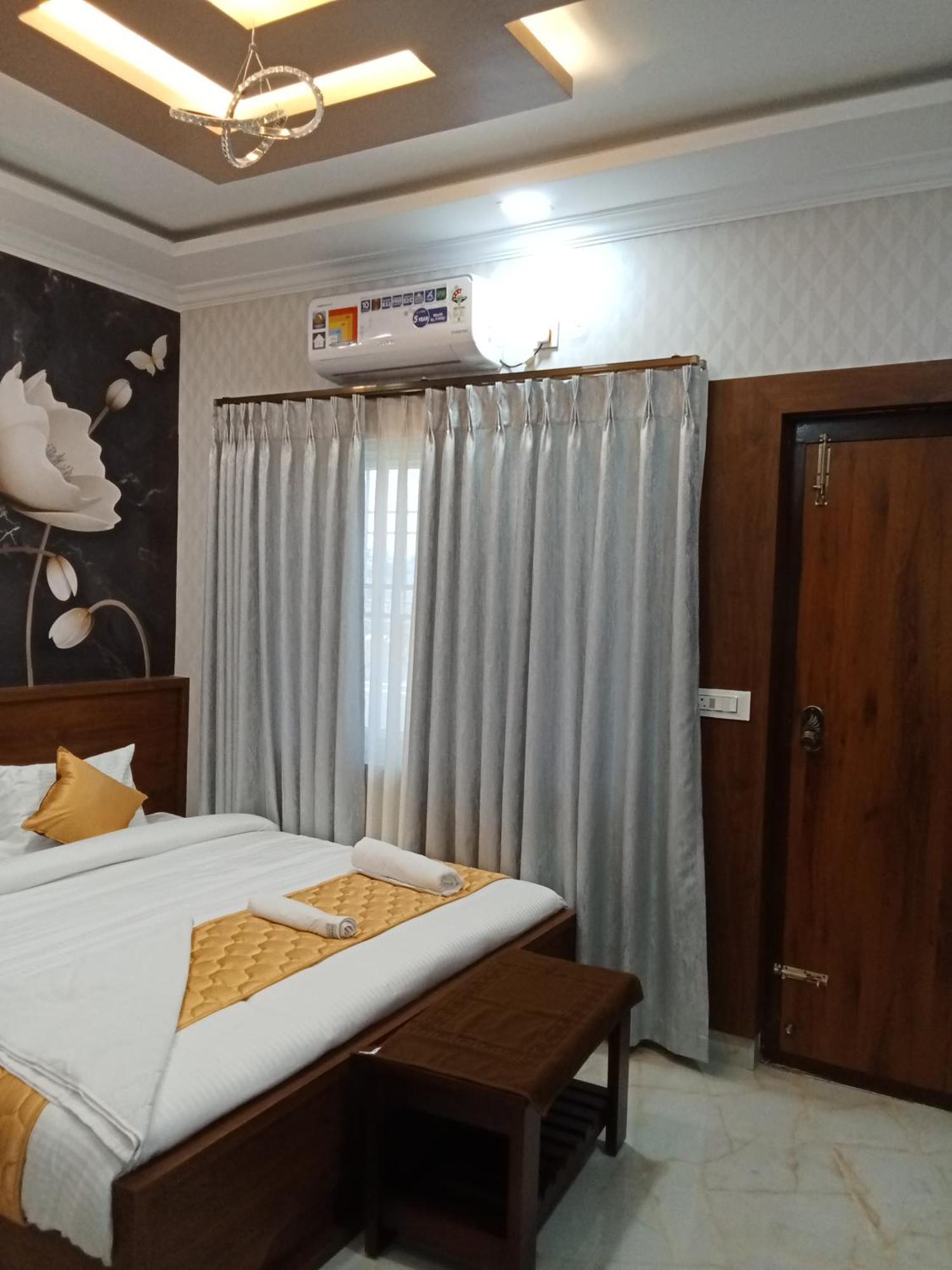 Golden Residency Hotel Kushālnagar Buitenkant foto