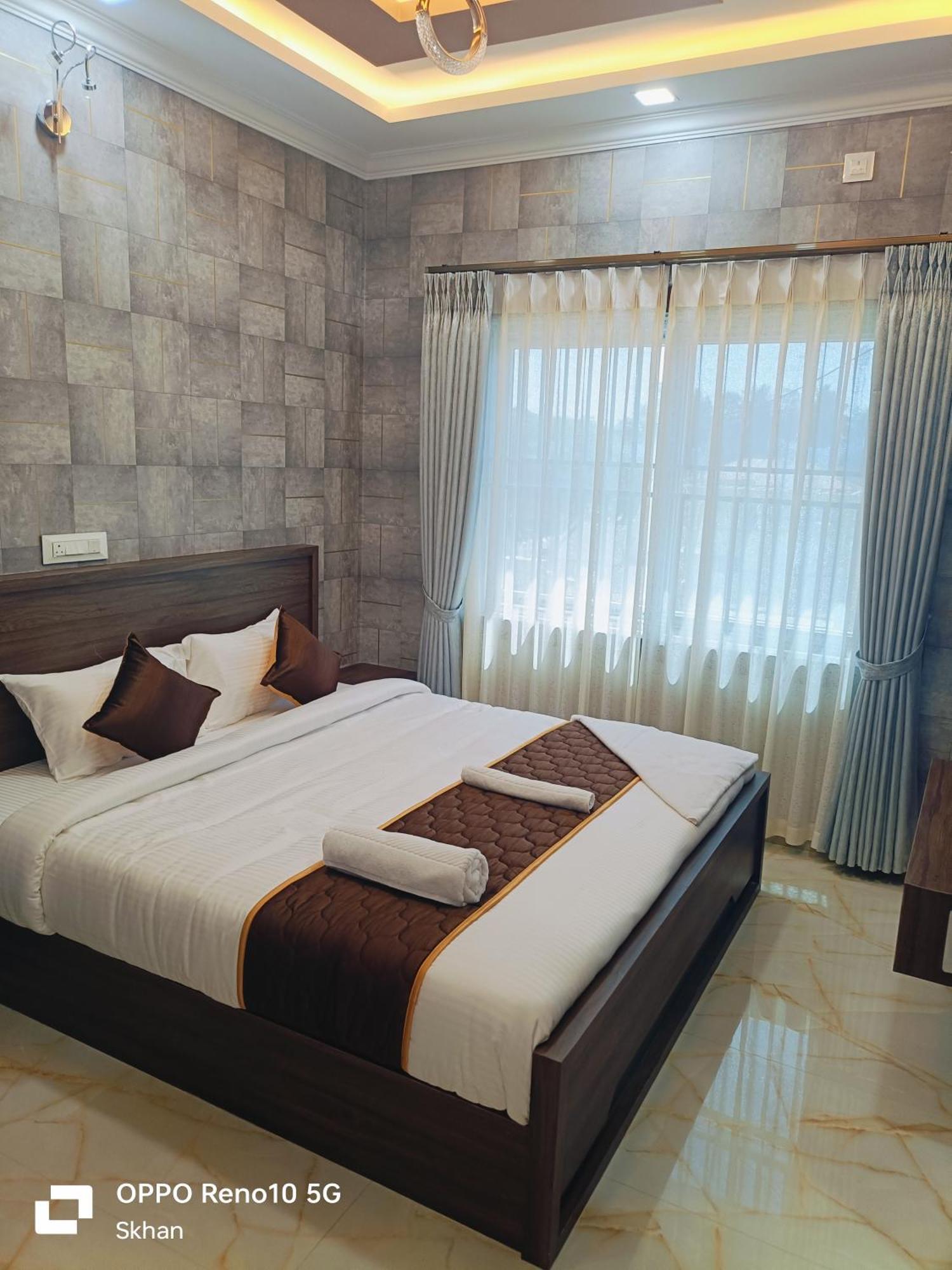 Golden Residency Hotel Kushālnagar Buitenkant foto