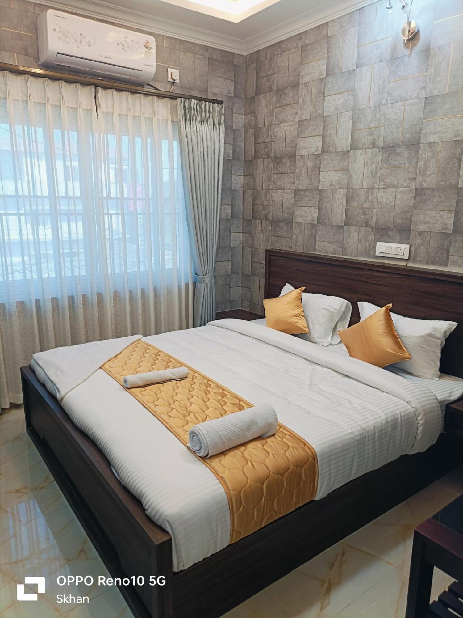 Golden Residency Hotel Kushālnagar Buitenkant foto